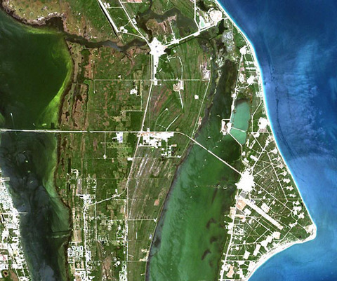 Imagen satelital del Centro Espacial John F. Kennedy