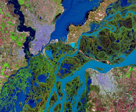 Satellite image of the cities of Santa Fe and Paraná, Argentina