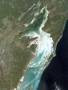 Imagen satelital de la bahía de Chetumal entre México y Belice.