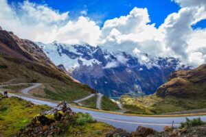 Carretera Carhuaz-Chacas, con vista del nevado Yanarraju y la laguna homónima.