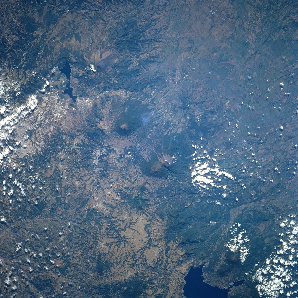 Imagen satelital de los volcanes Acatenango y Fuego.