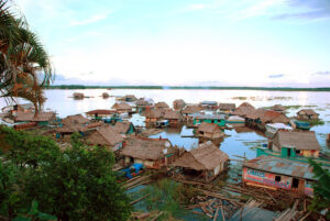 Las casas flotantes en el río Amazonas un atractivo turístico de la ciudad de Iquitos. Las casas flotantes en el río Amazonas un atractivo turístico de la ciudad de Iquitos.