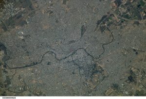 Fotografía de la ciudad de Córdoba, tomada desde la Estación Espacial Internacional (EEI) en 2002.