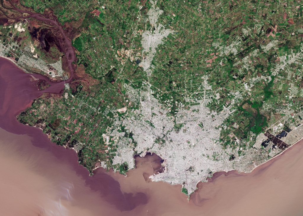 Imagen satelital de la ciudad de Montevideo.