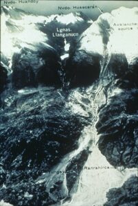 Vista aérea de la avalancha del Huascarán de 1970 que destruyó Yungay, en Perú.