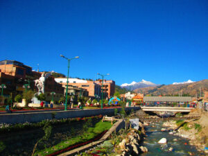 El río Quilcay atraviesa la ciudad de Huaraz, de este a oeste para unirse con el río Santa.