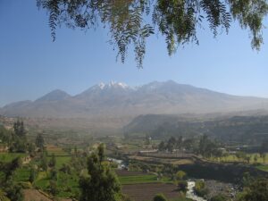 Vista del Río Chili y el Nevado Chachani.